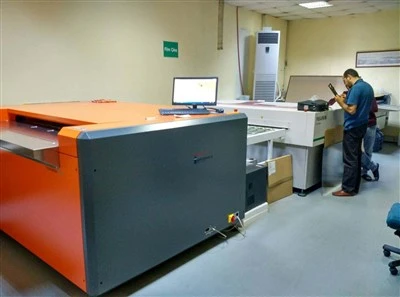 UV/termalni CTP stroj zelo velikega formata